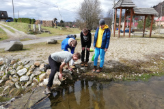 Putting another sample into the pond on the Podlipa site