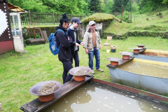 Following the instructions for successful gold panning